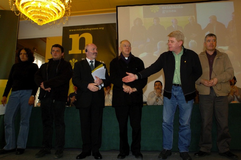 [2004] Nazio Eztabaidaguneak Aberri Eguna txostena aurkeztu zuen, asteetan zehar egindako lanaren ondorioekin. Reid partaide izan zen. (Jagoba MANTEROLA/ARGAZKI PRESS)