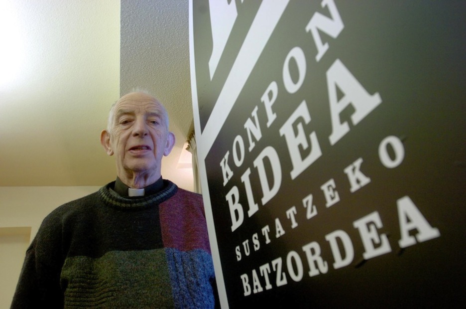 [2005] Konponbidea Sustatzeko Batzordean parte hartu zuen. (Jon URBE/ARGAZKI PRESS)