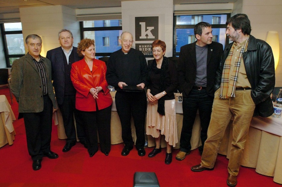 [2005] Reid, erdian, alor ezberdinetako ordezkariekin, gatazkaren konponbiderako oinarriak sinatu zituztenean. (Jon HERNAEZ/ARGAZKI PRESS)