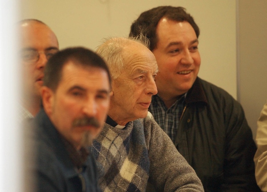 [2005] Txutxi Ariznabarreta eta Pernando Barrenarekin, Andoainen, Euskal Herriko gatazkaren konponbiderako batzordeko bileran. (Gari GARAIALDE/ARGAZKI PRESS)