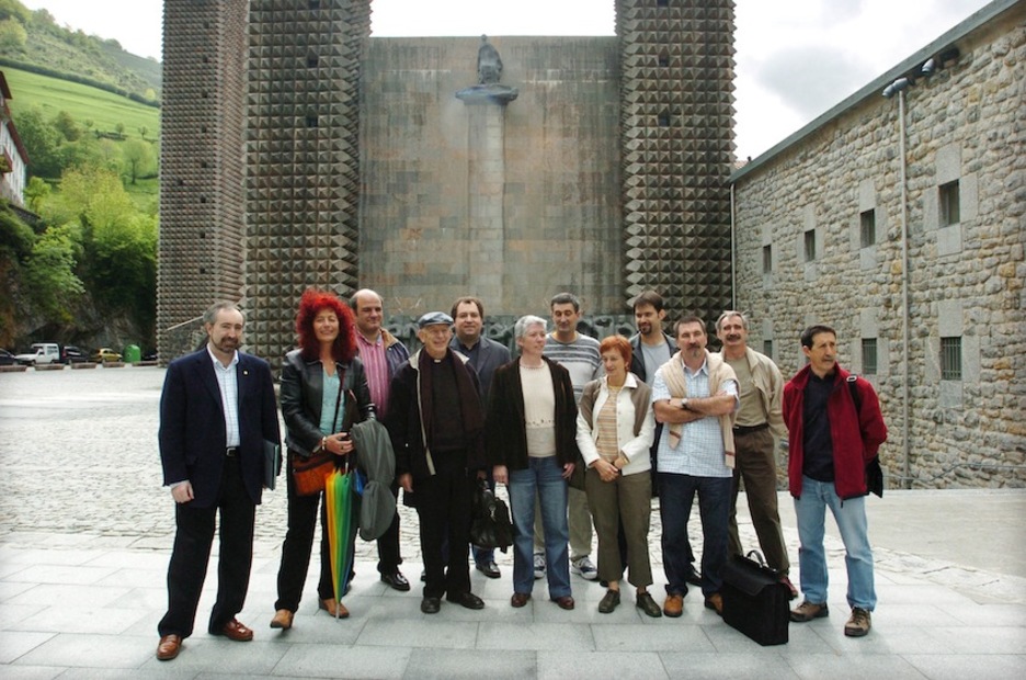 [2005] Arantzazun, eragile desberdinekin, Akordiorako Mahaiak egindako bilkuran. (Jon URBE/ARGAZKI PRESS)