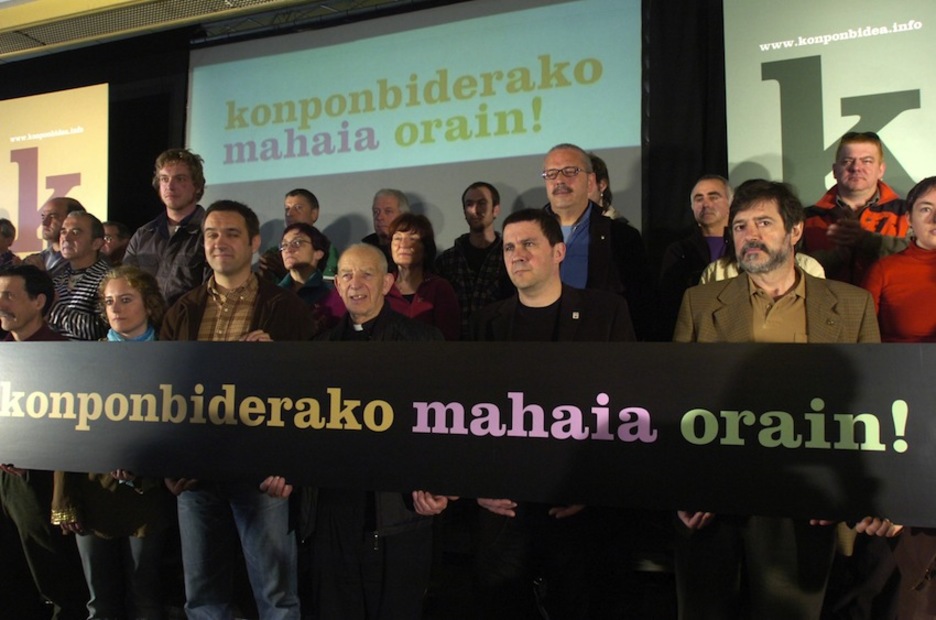 [2006] Iruñean, Aberri Egunaren bezperan, konponbidearen alde egindako ekitaldi politikoan. (Lander FDEZ. ARROYABE/ARGAZKI PRESS)