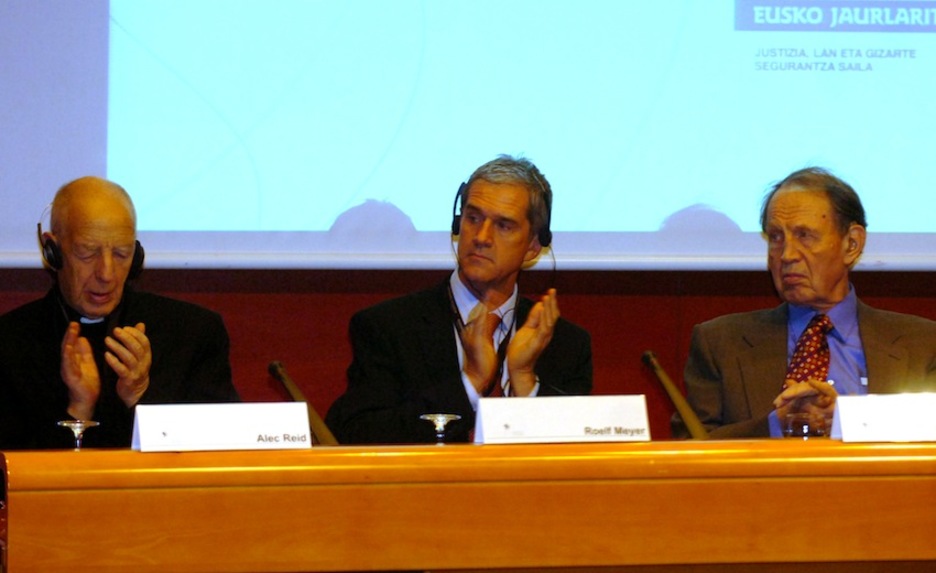 [2006] Ezkerrean, Lakuak Bilbon antolatu zituen Giza Eskubideei buruzko hitzaldietan. (Marisol RAMIREZ/ARGAZKI PRESS)