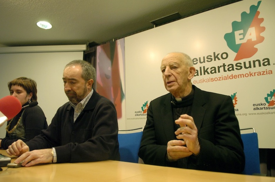 [2007] Rafa Larreinarekin batera, egoera politikoa aztertzeko prentsaurrekoan. (Juanan RUIZ/ARGAZKI PRESS)