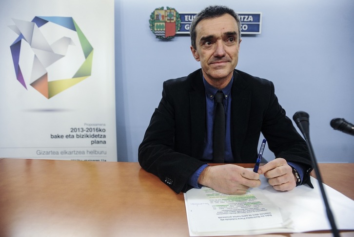 Jonan Fernández ha presentado el Plan de Paz en Donostia. (Jagoba MANTEROLA/ARGAZKI PRESS)