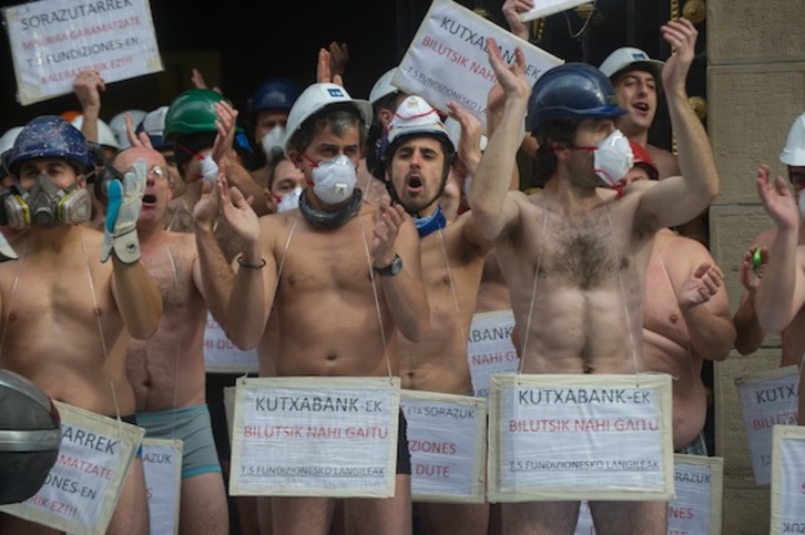 Trabajadores de TS Fundiciones, en una protesta ante la sede central de Kutxa, su principal acreedor. (Andoni VANELLADA / ARGAZKI PRESS=