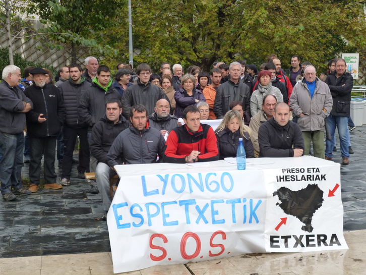 Agerraldi masiboa burutu dute presoen senide eta lagunek. 