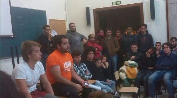 Andaluzian bira egiten ari dira gazte auzipetuak. Irudian Xabier de la Maza eta Jagoba Apaolaza auzipetuak hitzaldi batean.