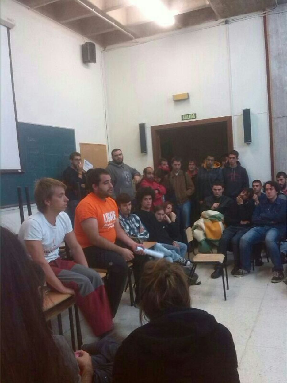 Andaluzian bira egiten ari dira gazte auzipetuak. Irudian Xabier de la Maza eta Jagoba Apaolaza auzipetuak hitzaldi batean. Andaluzian bira egiten ari dira gazte auzipetuak. Irudian Xabier de la Maza eta Jagoba Apaolaza auzipetuak hitzaldi batean.