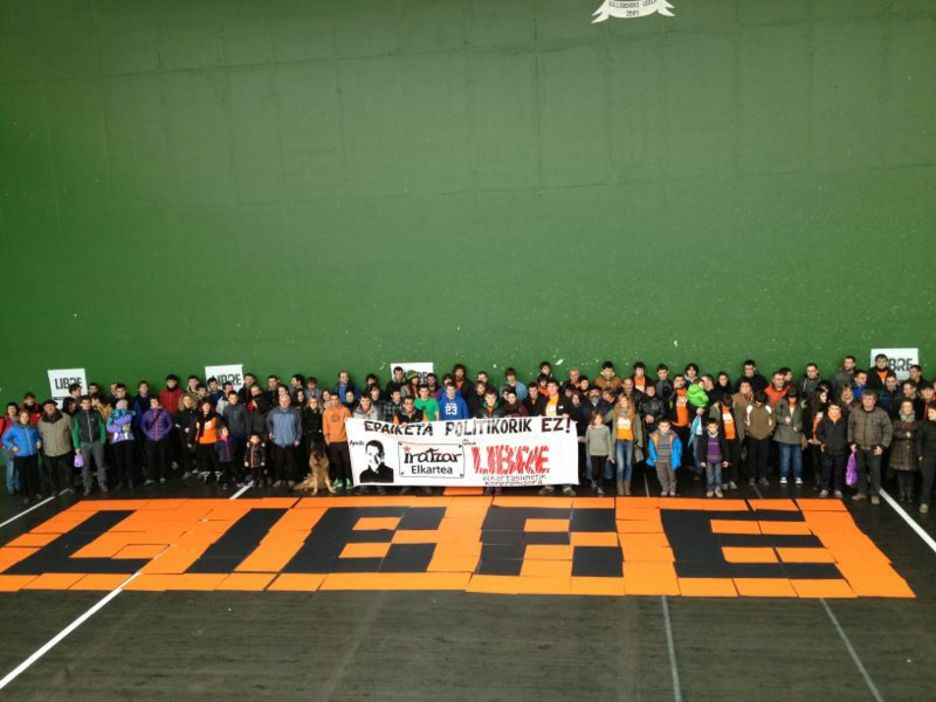 Villabonan ere ‘Libre eguna’ antolatu dute, kasu honetan Mikel Ayestaran gazte auzipetuari babesa adierazteko. Villabonan ere ‘Libre eguna’ antolatu dute, kasu honetan Mikel Ayestaran gazte auzipetuari babesa adierazteko.