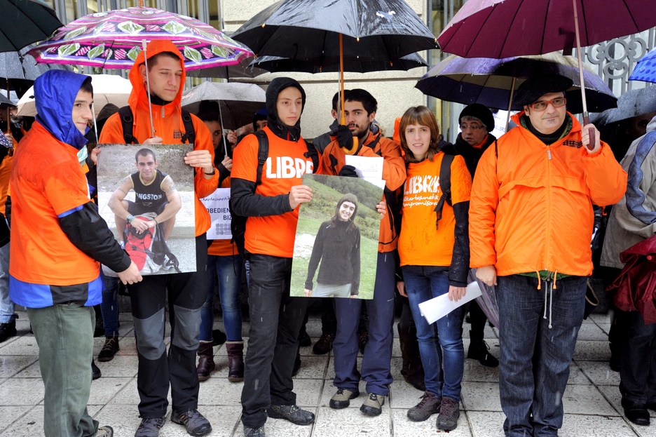 Gasteizen atzo elkarretaratzea egin zuten auzipetu eta herritarrek Goizane Pinedo eta Unai Ruiz Pou ezkutuaren diren inputatuekiko elkartasunez. (ARGAZKI PRESS) Gasteizen atzo elkarretaratzea egin zuten auzipetu eta herritarrek Goizane Pinedo eta Unai Ruiz Pou ezkutuaren diren inputatuekiko elkartasunez. (ARGAZKI PRESS)