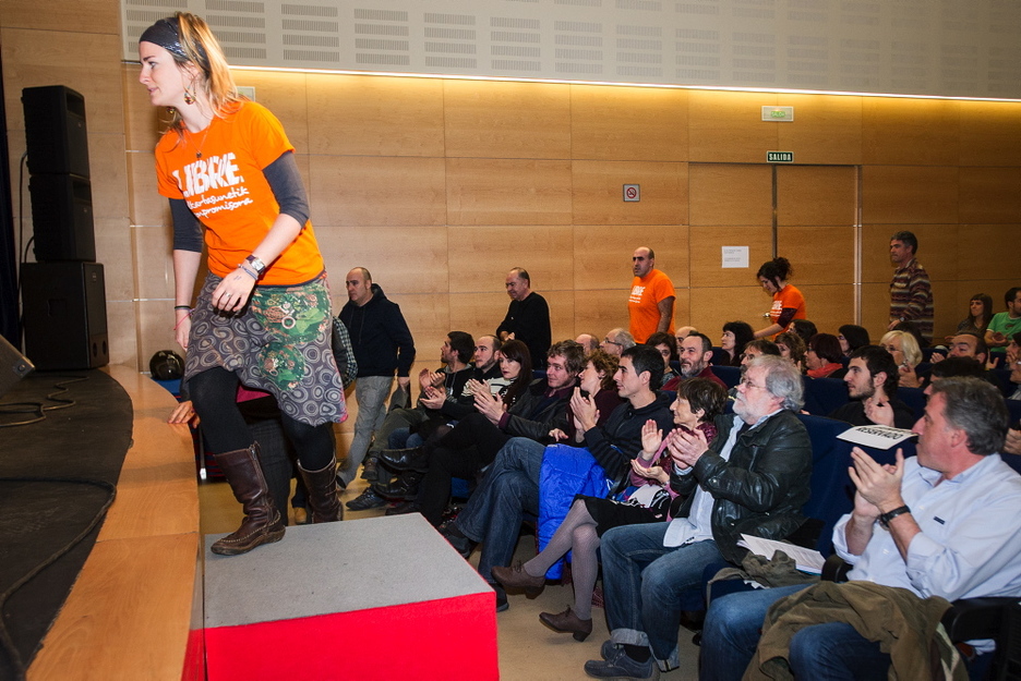 Auzipetuak Antsoaingo eskenatokira igotzen. Lehen planoan Garbiñe Urra gazte auzipetua. (Iñigo URIZ / ARGAZKI PRESS) Auzipetuak Antsoaingo eskenatokira igotzen. Lehen planoan Garbiñe Urra gazte auzipetua. (Iñigo URIZ / ARGAZKI PRESS)