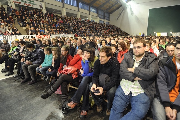 Jende lepo gaurko kanporaketan ere, ohiko estanpa honezkero txapelketan. (Jon URBE / ARGAZKI PRESS)