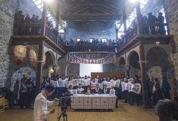 Hernaniko elizan egin dute agerraldia presoen senide eta lagunek. (ARGAZKI PRESS)