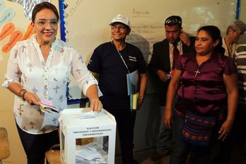 Xiomara Castro ejerce su derecho al voto. (Inti OCON / AFP)