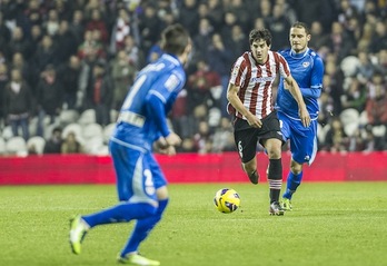 Mikel San José volverá al eje de la defensa para acompañar al recuperado Laporte. (Luis JAUREGIALTZO/ARGAZKI PRESS)