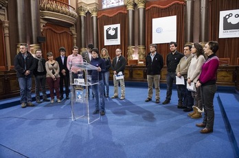 Lectura de la declaración aprobada por unanimidad en Donostia. (Gorka RUBIO / ARGAZKI PRESS)