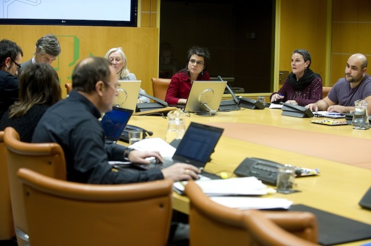 Comparecencia de Etxerat en la Cámara de Gasteiz. (Raúl BOGAJO / ARGAZKI PRESS)