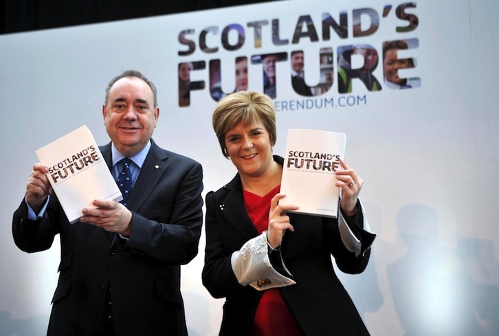 Alex Salmond y Nicola Sturgeon muestran dos ejemplares del Libro Blanco. (Andy BUCHANAN/AFP) 