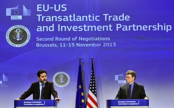 Los negociadores de la UE y los EEUU, en una comparecencia tras la segunda ronda de contactos, celebrada del 11 al 15 de noviembre. (Georges GOBET/AFP)