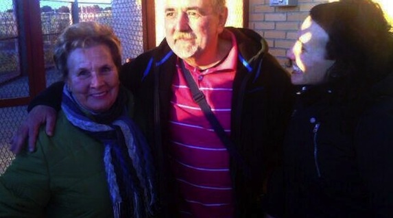 Iñaki Orotegi, con sus allegados en el exterior de Zuera. (@karkharitz)