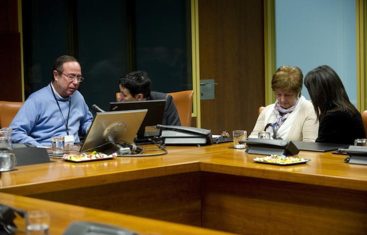 Los padres de Cabacas, durante su comparecencia parlamentaria. (Raúl BOGAJO / ARGAZKI PRESS)