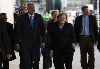 Angela Merkel y otros miembros de su partido, a su llegada a la reunión con el SPD. (Johannes EISELE/AFP PHOTO) 