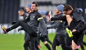 Los jugadores de la Real se ejercitan en Donetsk. (Sergei SUPINSKY/AFP PHOTO)