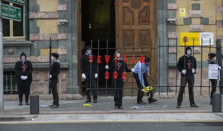 Sevillako euskal presoen alde Bilbon eginiko protesta, Gobernu espainolaren ordezkariordetzan. (Luis JAUREGIALTZO/ARGAZKI PRESS)