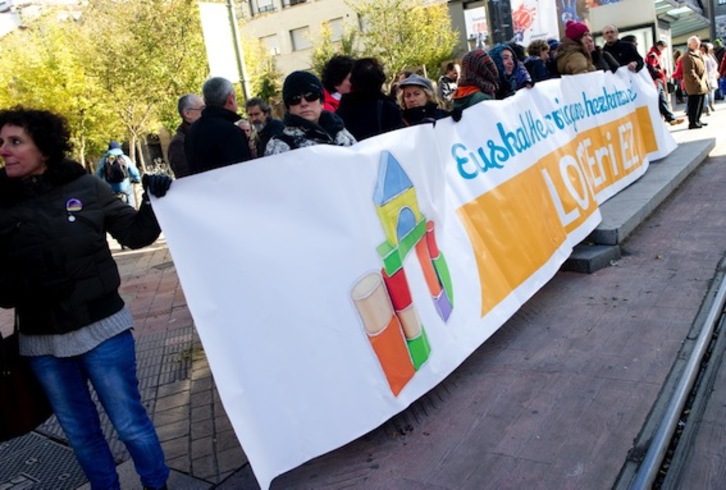 Agentes de la comunidad educativa se han concentrado ante el Parlamento de Gasteiz. (Raul BOGAJO/ARGAZKI PRESS)