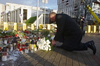 El presidente de Letonia, Andris Berzins, deposita flores en el lugar de la tragedia. (Ilmars ZNOTIS/AFP PHOTO)