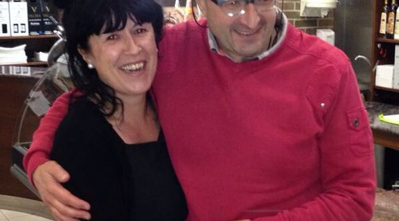 El zornotzarra Iñigo Akaiturri abraza a su hermana tras haber abandonado la cárcel de A Lama. (NAIZ.INFO)