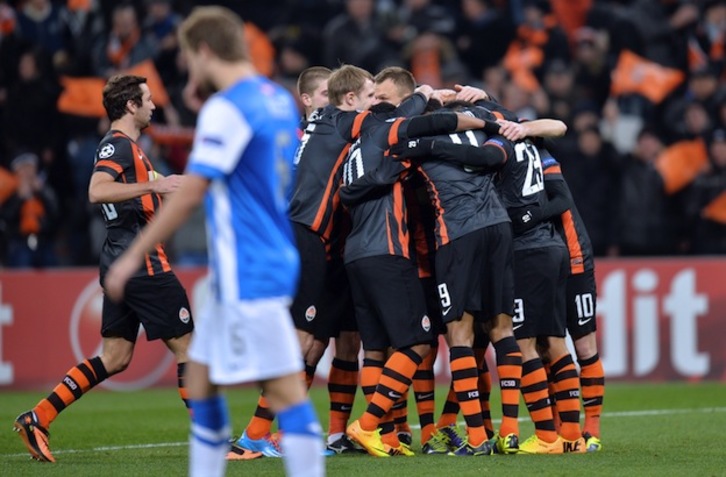 Los jugadores del Shakthar celebran uno de sus goles ante un abatido Iñigo Martínez. (Sergei SUPINSKY / AFP PHOTO)