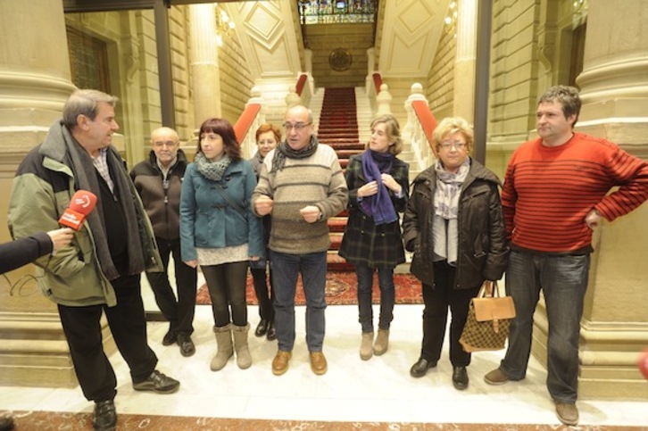 El diputado general de Gipuzkoa, Martin Garitano, junto a familiares de los presos de Sevilla. (Jon URBE/ARGAZKI PRESS)