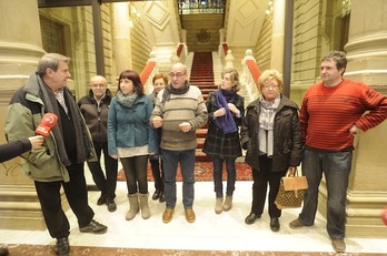 El diputado general de Gipuzkoa, Martin Garitano, junto a familiares de los presos de Sevilla. (Jon URBE/ARGAZKI PRESS)