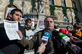 Karmelo Landa atiende a los medios en las escalinatas del Ayuntamiento de Bilbo. (ARGAZKI PRESS)