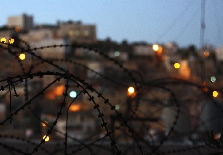 Hebrongo egunerokoa hesiak eta okupazioak gidatzen dute.