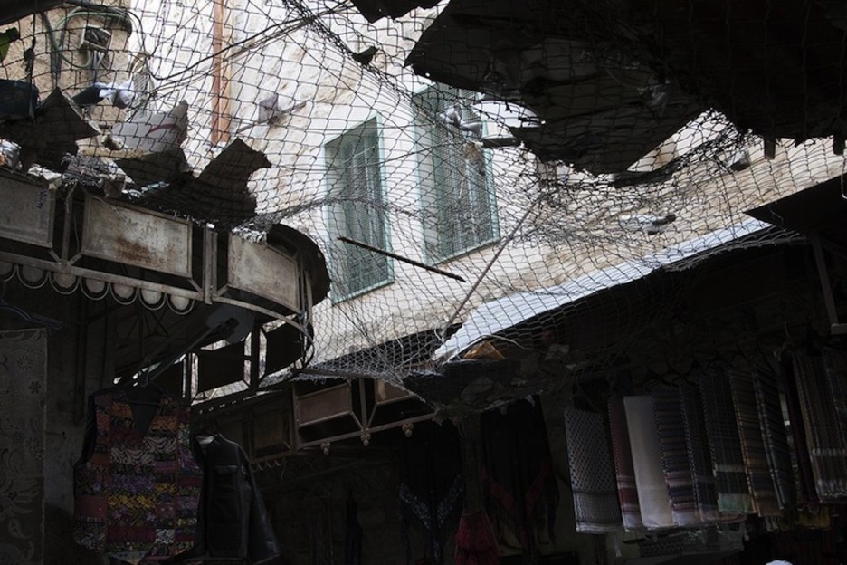 Alde zaharreko merkatua kolonoek jaurtitako zaborraz babesten duen metalezko sarea.