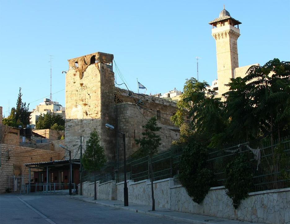 Ibrahimen meskita, goiko partean zaintza militarrerako prestatutako dorrea, behealdean poliziaren checkpointa.