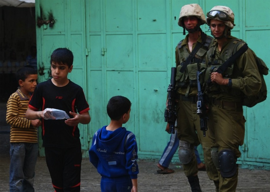 Militarren presentziak hainbat irudi harrigarri eragiten ditu.