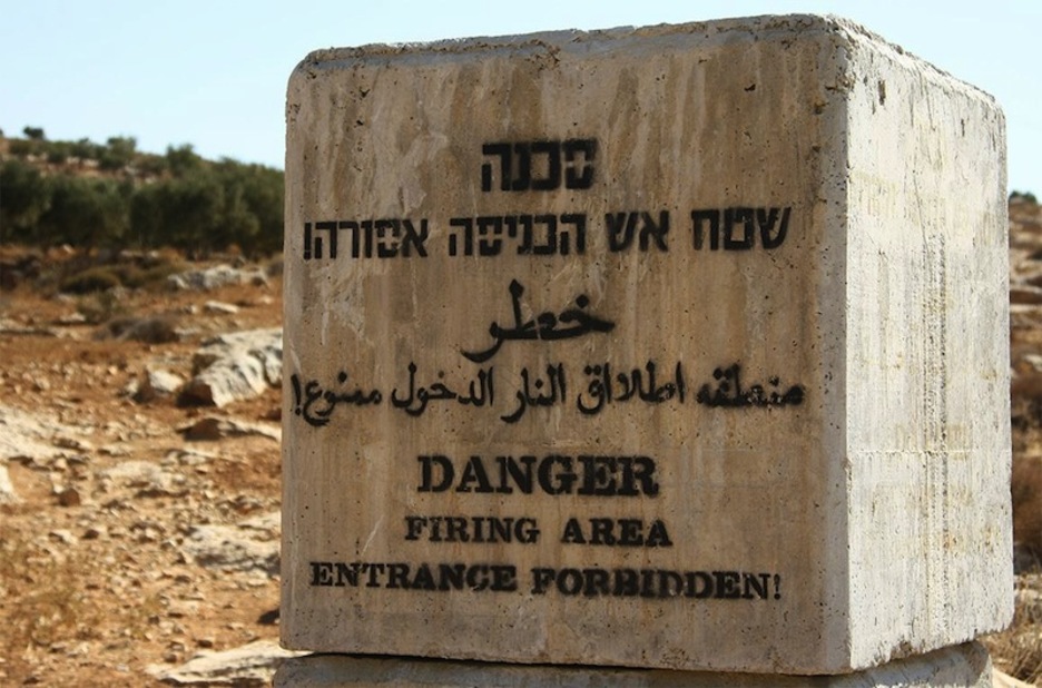 ‘Firing Zone 918’ eremuaz ohartzen duen seinalea.