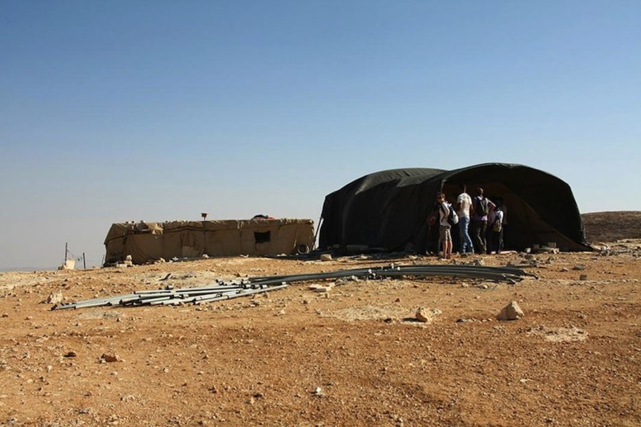 Al Mufaqarah-n kanpin-dendak erabili behar dituzte, harrizko etxebizitzen ordez.