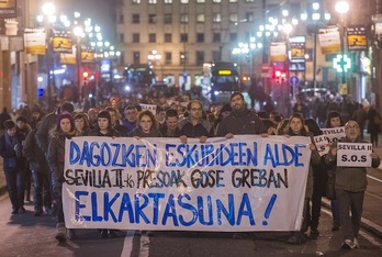 Manifestación celebrada esta tarde en Bilbo, en apoyo a los presos de Sevilla II. (Luis JAUREGIALTZO / ARGAZKI PRESS)