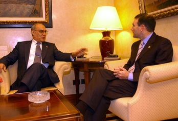 Francisco José Hernando, en 2002, en un encuentro con Juan José Ibarretxe. (Raul BOGAJO/ARGAZKI PRESS)