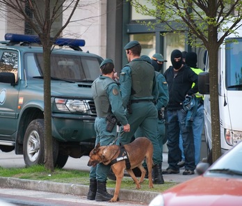 Operación policial en 2010, donde fueron arrestados varios abogados, expresos y familiares. (Jon URBE/ARGAZKI PRESS)