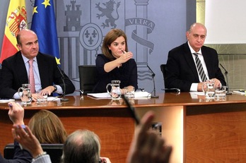 De Guindos, Sáenz de Santamaría y Fernández Díaz, en la comparecencia posterior al Consejo. (LA MONCLOA)
