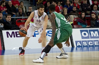 San Emeterio ha firmado una primera parte con 5 triples en 5 intentos. (Raúl BOGAJO / ARGAZKI PRESS)