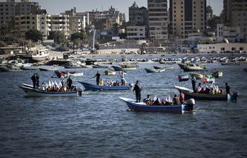 Niños palestinos, en las embarcaciones de los pescadores de Gaza. (Mahmud HAMS/AFP PHOTO)