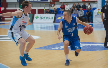 Javi Salgado baloiarekin. (Andoni CANELLADA / ARGAZKI PRESS)