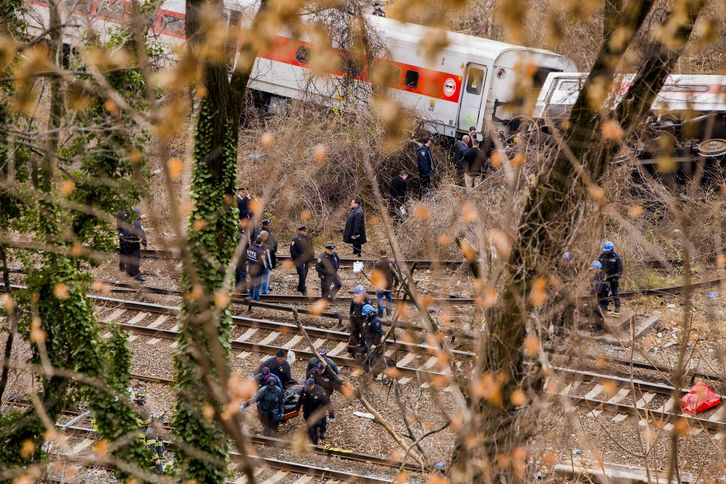 Imagen del tren descarrilado en Nueva York. (AFP)